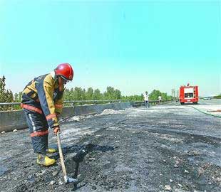 青银高速济南段载有危险品电石集装箱货车爆炸