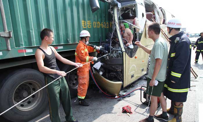 沪昆高速鹰潭段一大巴与集装箱半挂车追尾造成8死8伤