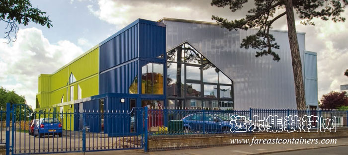 集装箱建筑：Dunraven 集装箱体育馆的大面积透明玻璃