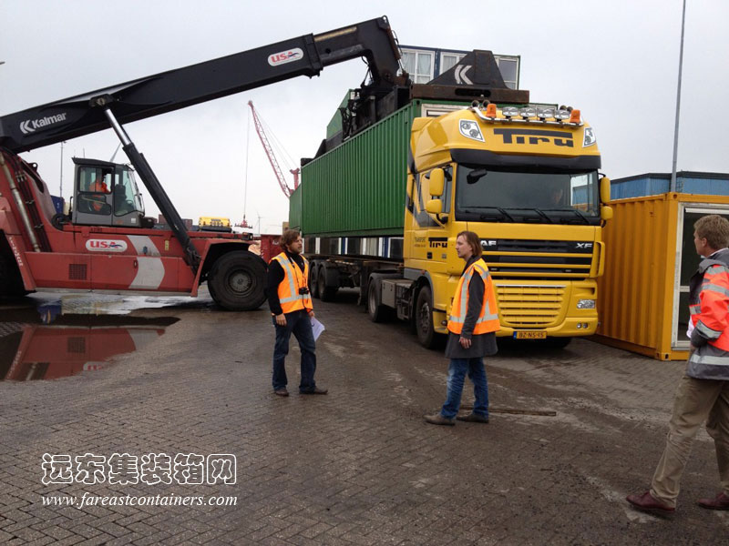 英国布赖顿集装箱公寓单元装上卡车运往荷兰阿姆斯特丹港口